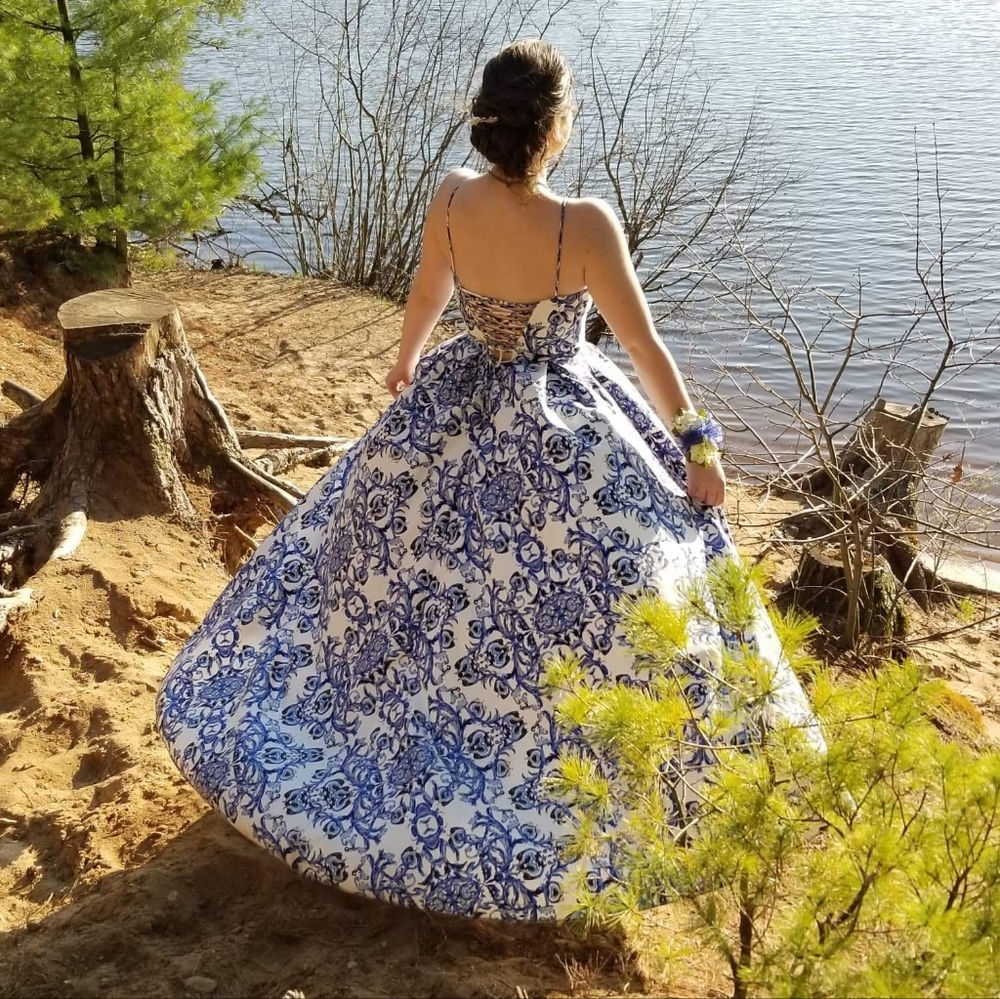 size 6 blue and white pattern prom dress